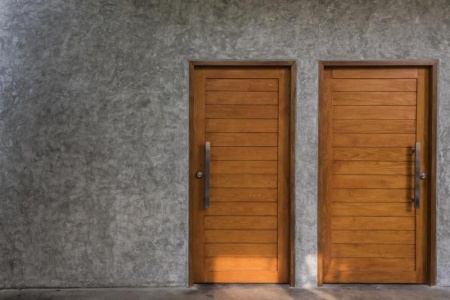 Bois, PVC ou alu, quel mat&eacute;riau pour la pose de vos portes ?