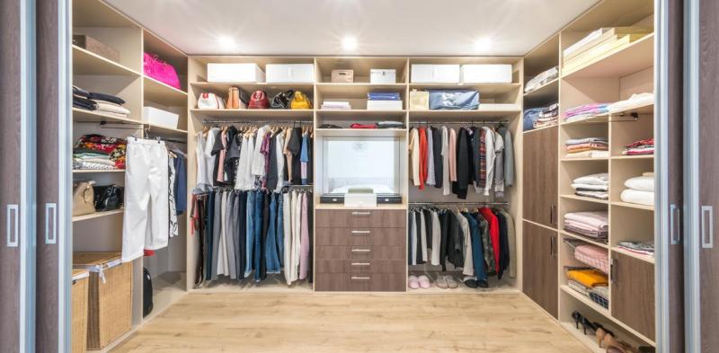 &Agrave; &Eacute;pernay, un dressing sur-mesure &eacute;pouse l'espace de votre chambre