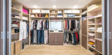 &Agrave; &Eacute;pernay, un dressing sur-mesure &eacute;pouse l'espace de votre chambre